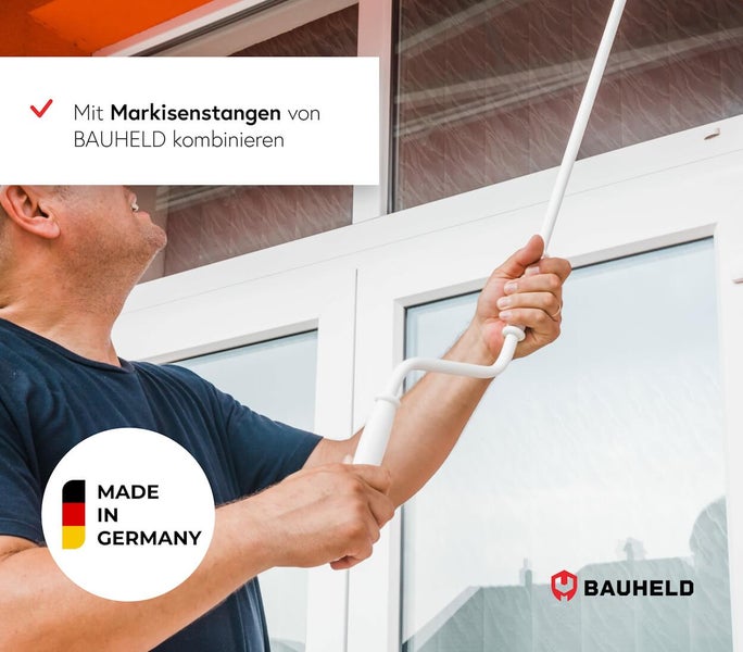 Ein Mann bedient eine Markise mit einer Markisenstange. Made in Germany Siegel. Bauheld Logo.