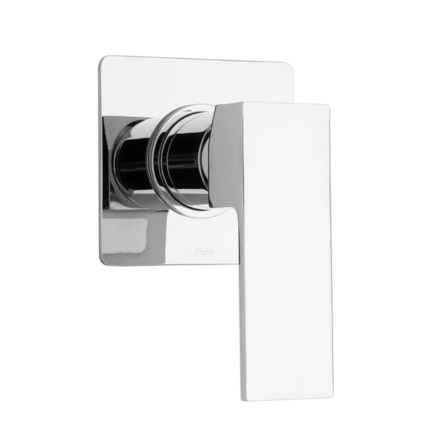 Moderner Unterputz-Einhandmischer in Chrom mit eckiger Wandplatte und flachem Hebel.