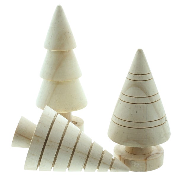 Drei hölzerne Weihnachtsbäume in verschiedenen Designs