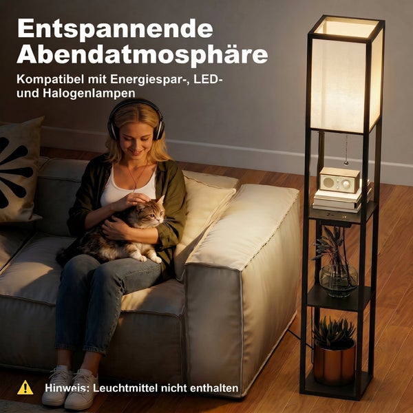 Moderne schwarze Stehlampe mit drei Regalen und Stoffschirm neben einem Sofa in einem hellen, gemütlichen Wohnzimmer.