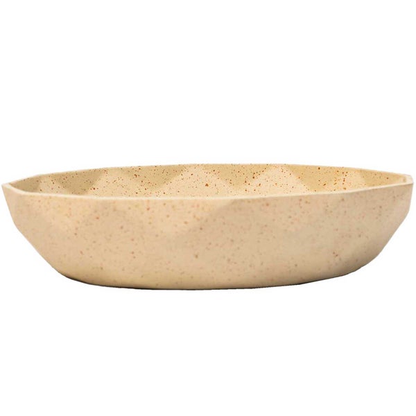 Flache Pflanzschale mit gesprenkelter Oberfläche und facettiertem Innendesign.