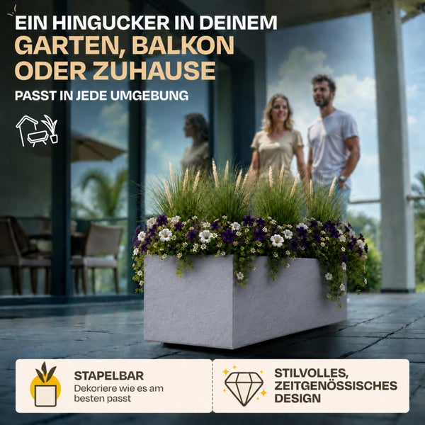 Moderner, stapelbarer Pflanzkübel in Rechteckform mit strukturierter Oberfläche auf einer Terrasse, bepflanzt mit Blumen und Gräsern.