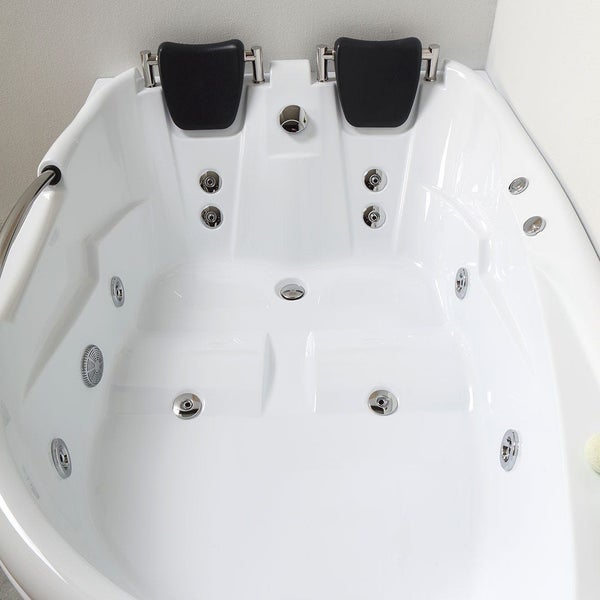 Innenansicht einer weißen Badewanne mit Kopfstützen und Düsen