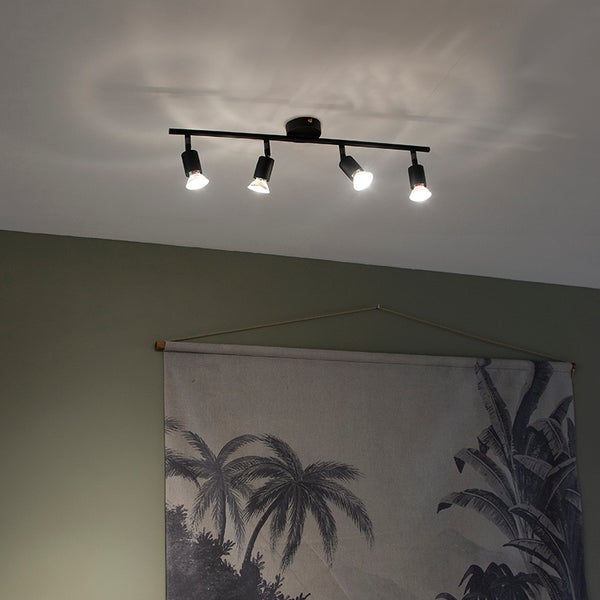 Deckenleuchte mit vier Strahlern aus Metall im Wohnraum