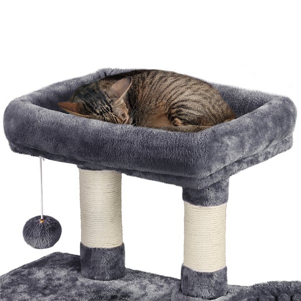 Katze schläft auf einem Kratzbaum mit Liegefläche und Sisalstämmen