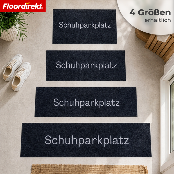Vier Schuhabtreter mit der Aufschrift Schuhparkplatz in verschiedenen Größen für den Flurbereich.