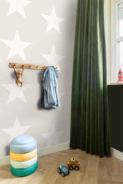 Kinderzimmer mit Holzgarderobe, Dekoration, Spielzeug und Vorhang