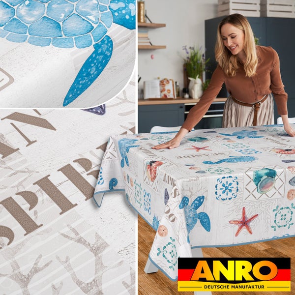 Tischdecke mit Meeresmotiven auf einem Tisch, eine Frau drapiert die Decke