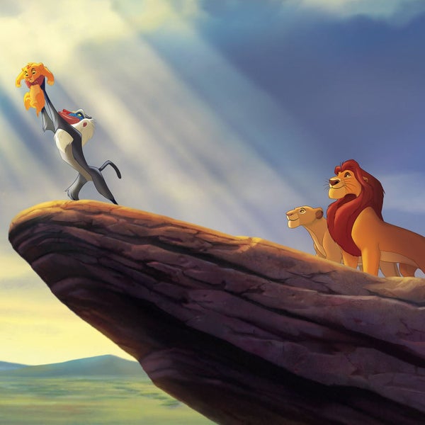 Szene aus dem Film Der König der Löwen mit Rafiki, Simba, Nala und Mufasa auf dem Felsen.