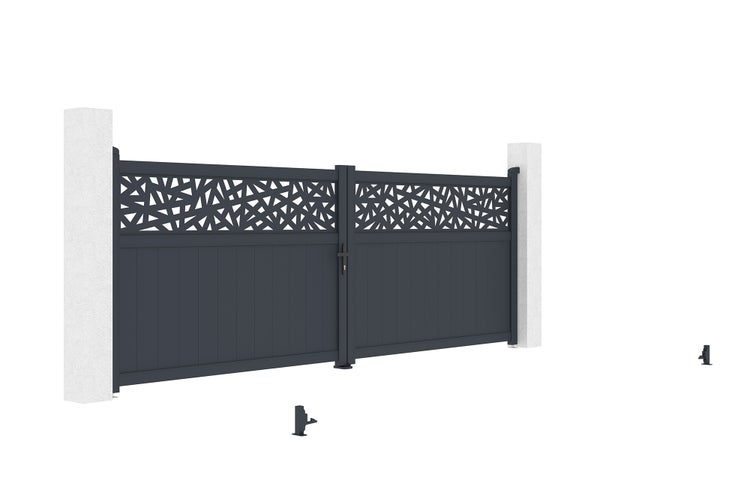 Zweiflügeliges Einfahrtstor aus Aluminium mit dekorativem geometrischem Muster im oberen Bereich und geschlossenen vertikalen Paneelen unten.