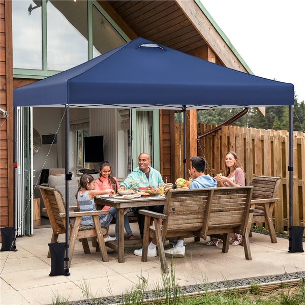 Blaue Pavillon-Gartengarnitur mit Tisch und Personen