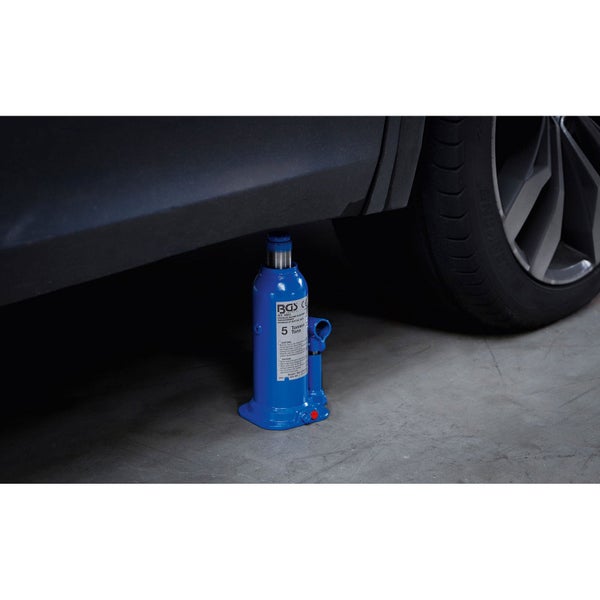 Hydraulischer Stempelwagenheber mit 5 Tonnen Tragkraft unter einem Fahrzeug positioniert.