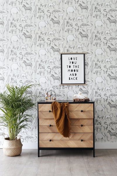 Dekoratives Zimmer mit Kommode, Zimmerpflanze und Tierdrucktapete.