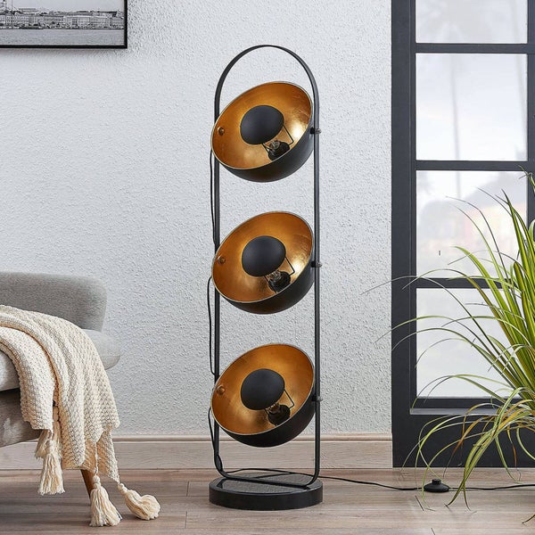 Stehleuchte mit drei Leuchten im Innenbereich