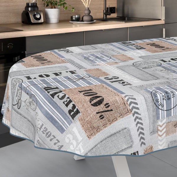 Tisch mit gemusterter Tischdecke in einer Küche.