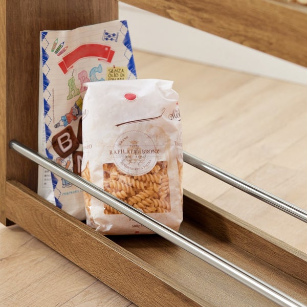 Regal mit zwei Packungen Pasta