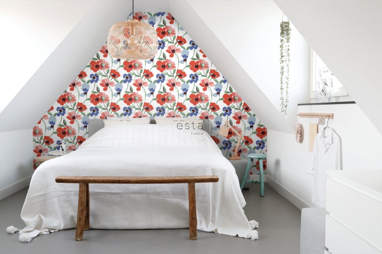 Schlafzimmer im Dachgeschoss mit Blumenmustertapete und Holzbank