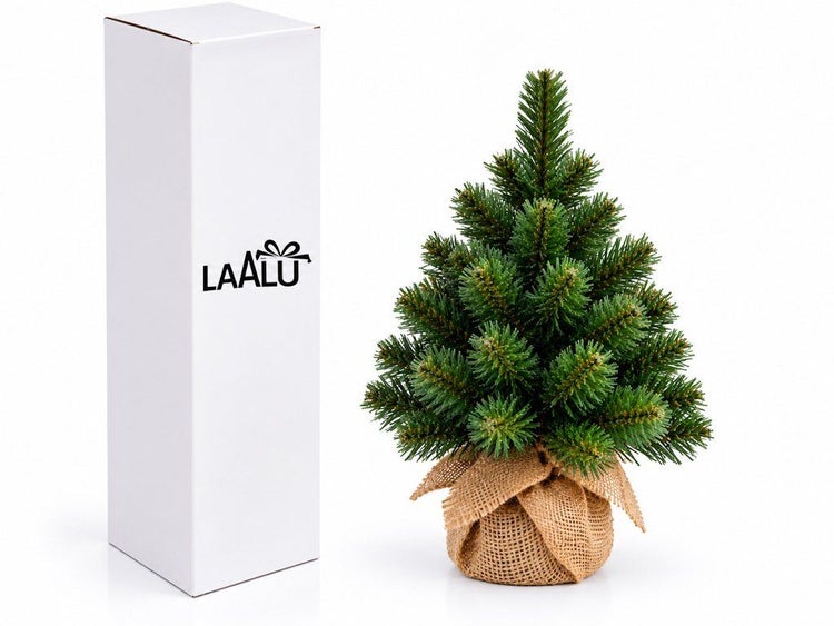 Künstlicher Miniatur Tannenbaum von Laalu mit Jutesack und Geschenkverpackung für die Weihnachtsdekoration