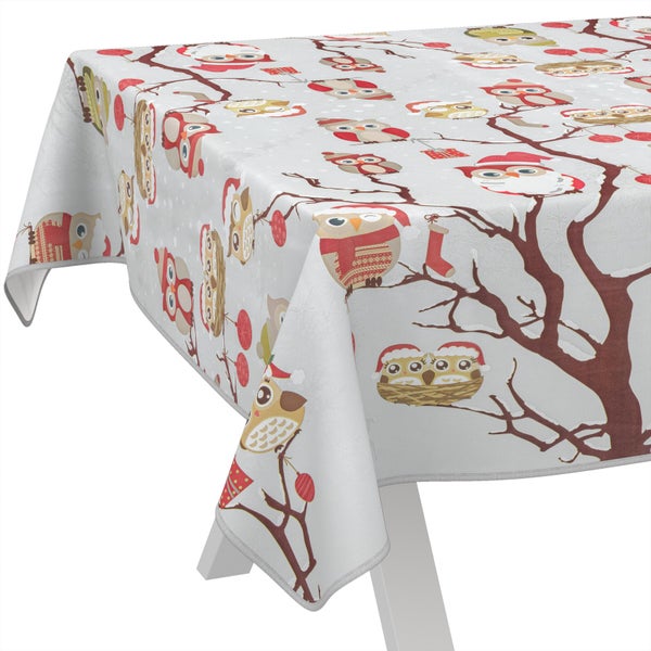 Tischdecke mit Eulenmotiven auf einem Tisch