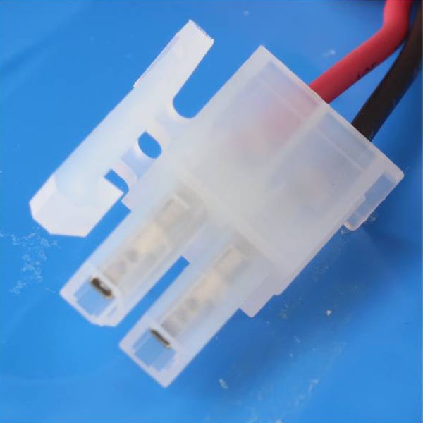 Elektrischer Steckverbinder mit Kabeln für Batterieanschluss