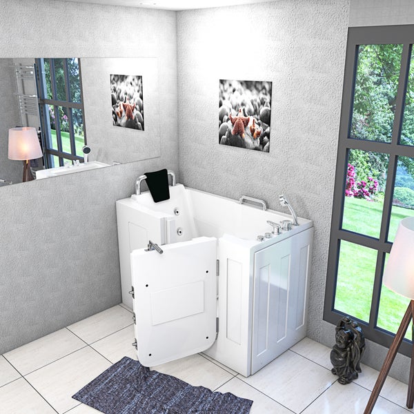 Barrierefreie Badewanne mit geöffneter Tür in hellem Badezimmer