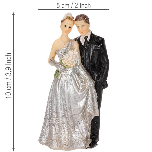 Hochzeitsfigur Brautpaar, Braut in silbernem Kleid mit Blumenstrauß, Bräutigam im schwarzen Anzug, Höhe 10 Zentimeter, Breite 5 Zentimeter.