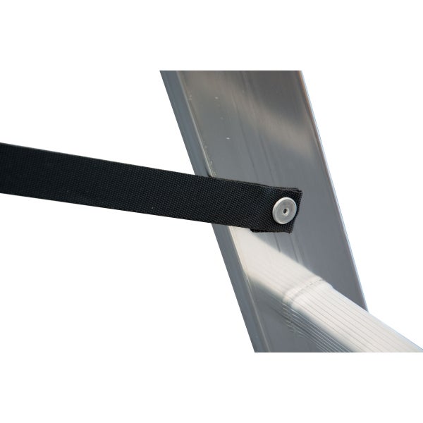 Detailansicht einer Aluminiumleiter mit schwarzem Halteband.