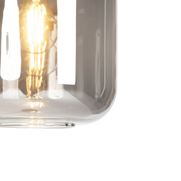 Detailansicht einer Pendelleuchte aus Rauchglas mit einem leuchtenden LED-Filament-Leuchtmittel.