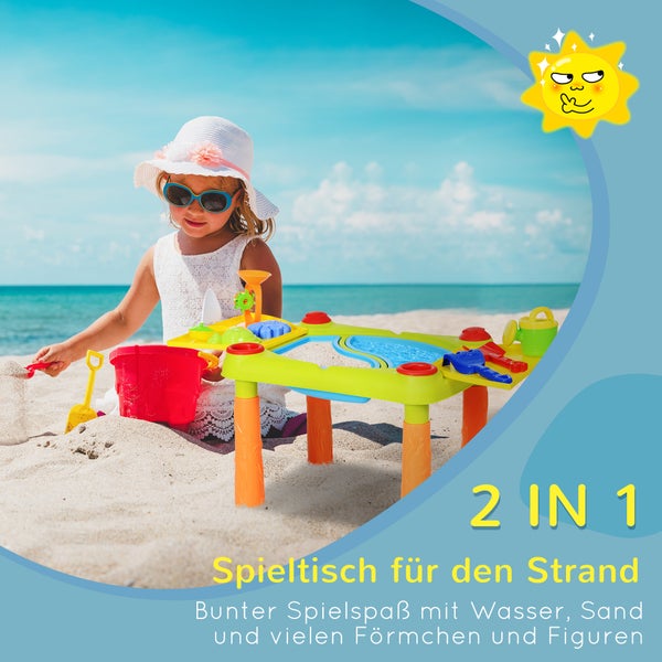 Kind spielt mit einem 2-in-1 Sand- und Wassertisch am Strand