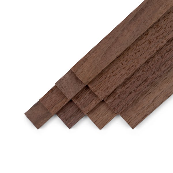 Rechteckige Holzleisten aus Nussbaumholz mit sichtbarer Maserung.