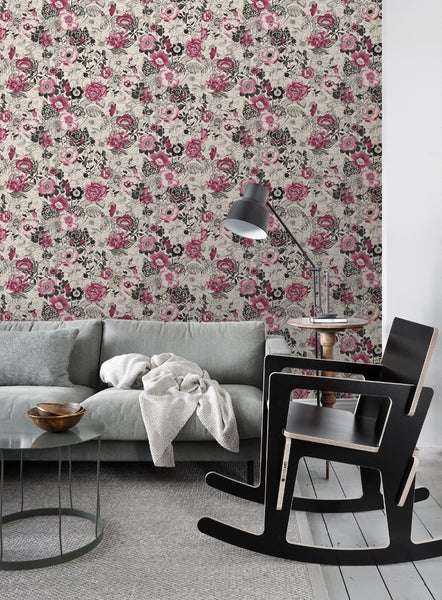 Wohnzimmer mit floral gemusterter Tapete, Sofa und Sessel