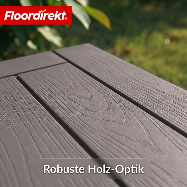 Nahaufnahme einer Terrassendiele in Holzoptik mit FloorDirekt Logo