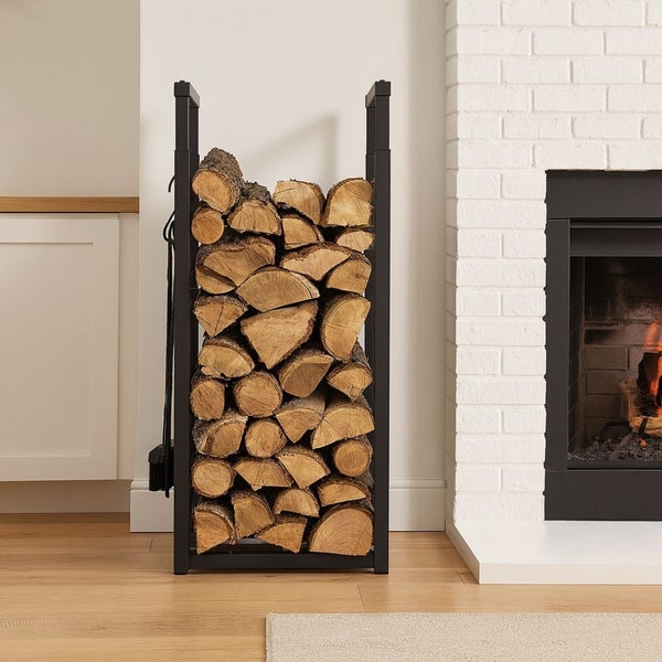 Holzregal aus Metall mit Holzscheiten neben Kamin