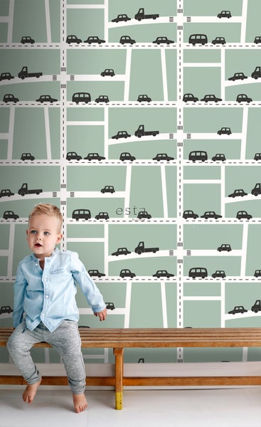 Zimmer mit Kind auf Bank vor Tapete mit Auto- und Straßenmuster