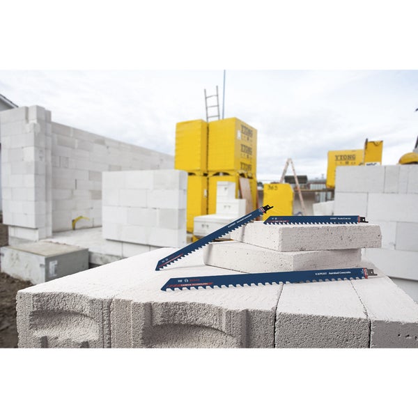 Drei Säbelsägeblätter von Bosch Expert Aerated Concrete auf Porenbetonsteinen