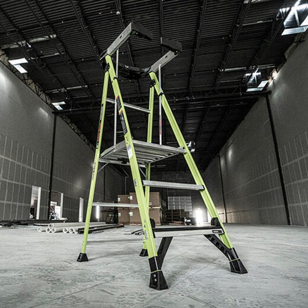 Podestleiter aus Glasfaser mit Sicherheitsplattform und Handlauf in einer geräumigen Industriehalle.