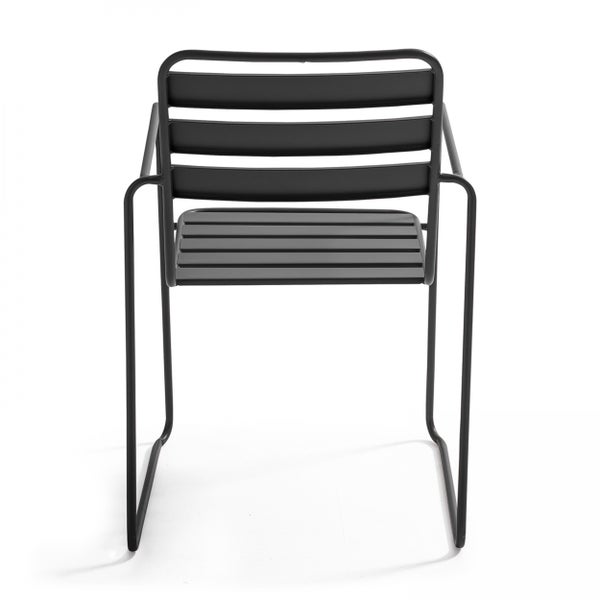 Schwarzer Gartenstuhl aus Metall mit Armlehnen, Sitzfläche und Rückenlehne in Lattenoptik sowie Kufengestell.