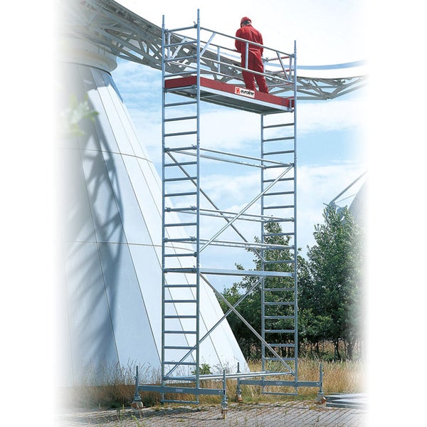 Aluminium Rollgerüst mit einer Person darauf für Arbeiten in der Höhe