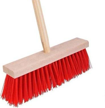 Besen mit Holzstiel und roten Borsten