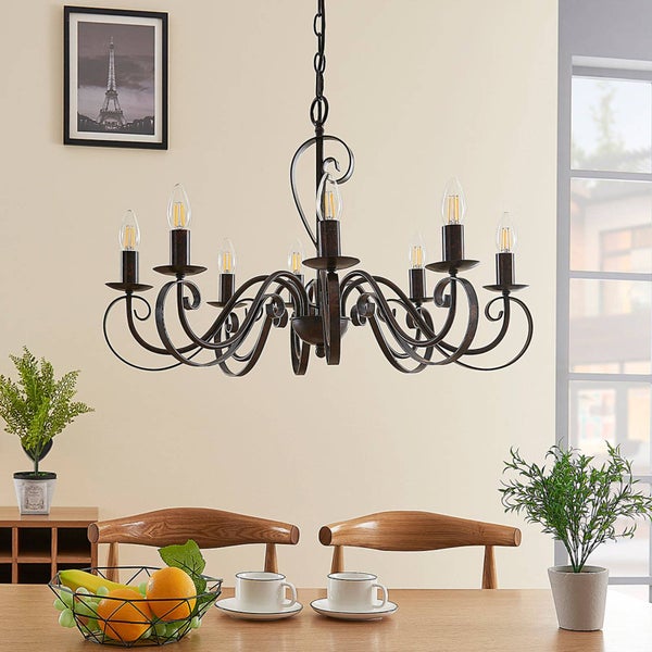 Rustikale Pendelleuchte mit sechs Armen über einem Esstisch