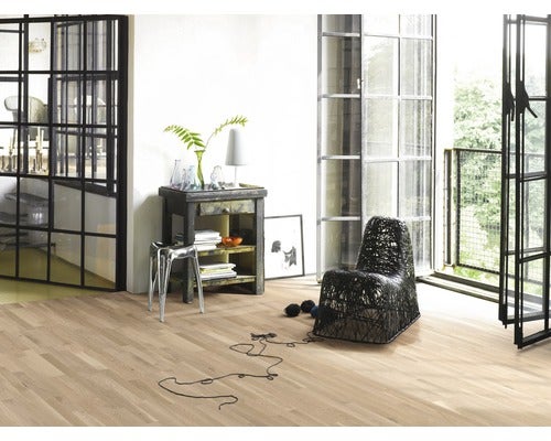 Wohnzimmer mit Holzboden, Fensterfront und Designermöbeln für ein modernes Ambiente
