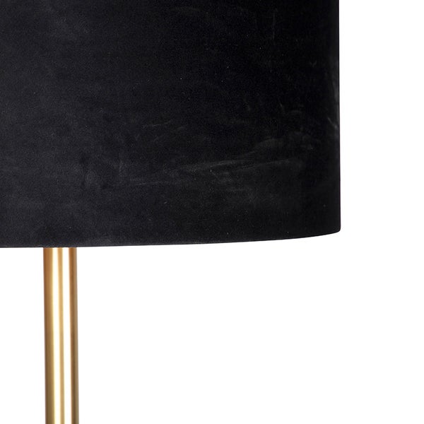 Nahaufnahme eines schwarzen Lampenschirms aus Samt auf einem goldfarbenen Metallständer.