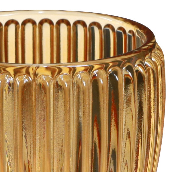 Detailansicht einer bernsteinfarbenen Glasvase mit vertikaler Rippenstruktur.