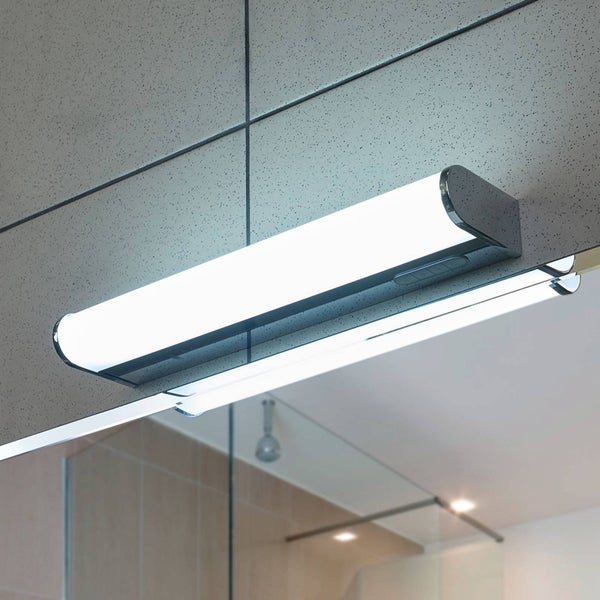 Moderne horizontale LED-Spiegelleuchte mit Metallelementen, montiert auf einem Spiegel in einem hellen, gefliesten Badezimmer.