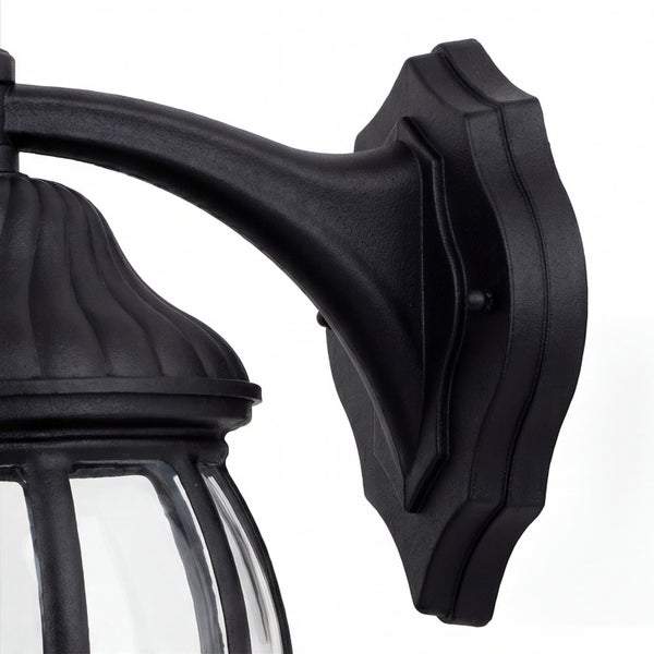 Schwarze Außenwandleuchte im klassischen Laternendesign mit geschwungenem Arm und verzierter Wandhalterung aus Metall und Glas.