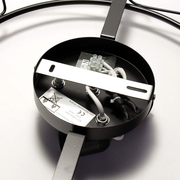 Detailaufnahme einer Lampenhalterung mit elektrischen Anschlüssen