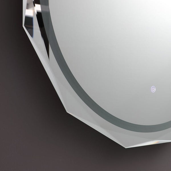 LED-Badspiegel mit facettiertem Rand und integriertem Touch-Sensor-Schalter.
