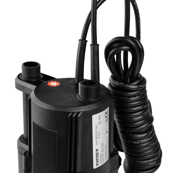 FUXTEC Regentonnenpumpe FX-RTP350 mit Stromkabel und zwei Gewindeanschlüssen, Detailansicht von oben.