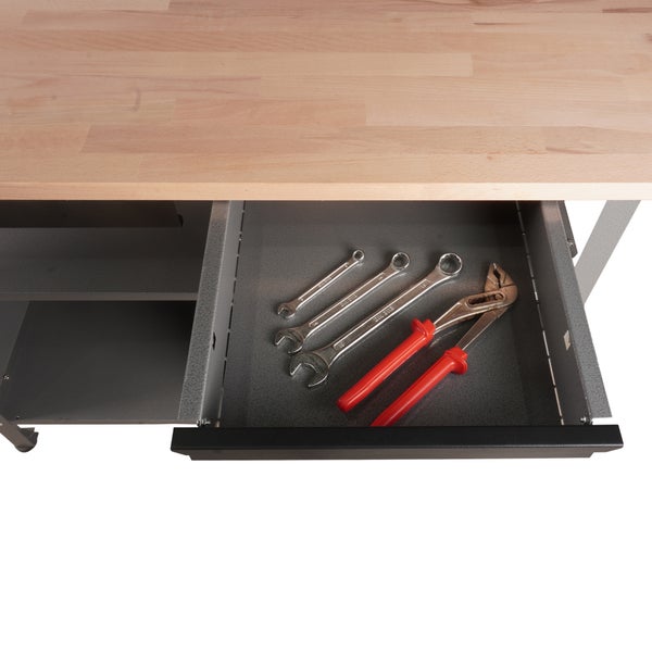 Werkbank mit geöffneter Schublade und Werkzeugen