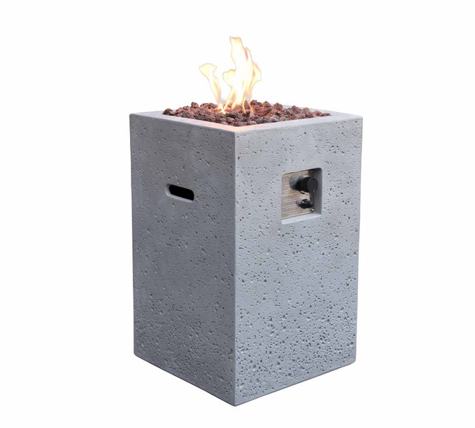 Rechteckige Gas-Feuerstelle in grauer Betonoptik mit Lavasteinen, offener Flamme, seitlichem Bedienfeld und Griffmulde.